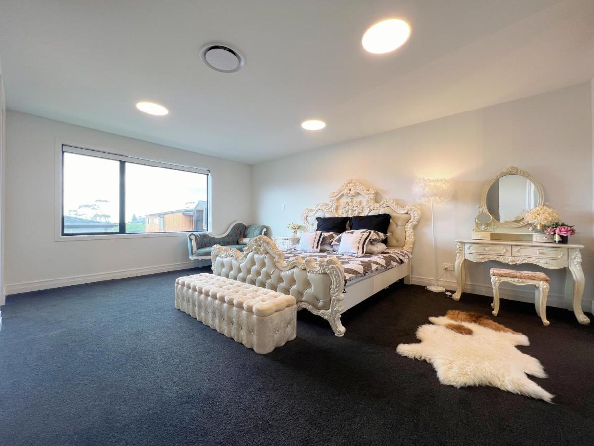 Elegant Beach House In Long Bay Auckland Exterior photo