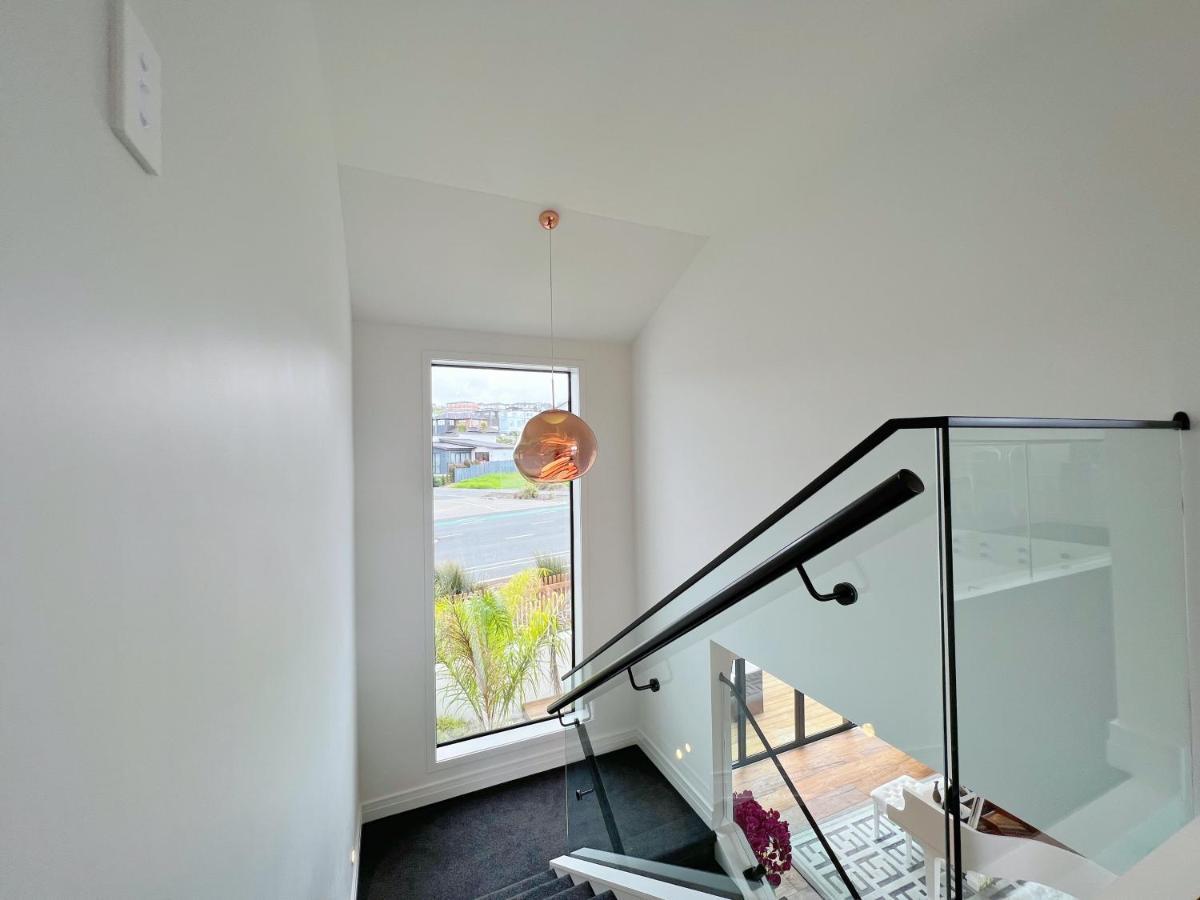 Elegant Beach House In Long Bay Auckland Exterior photo
